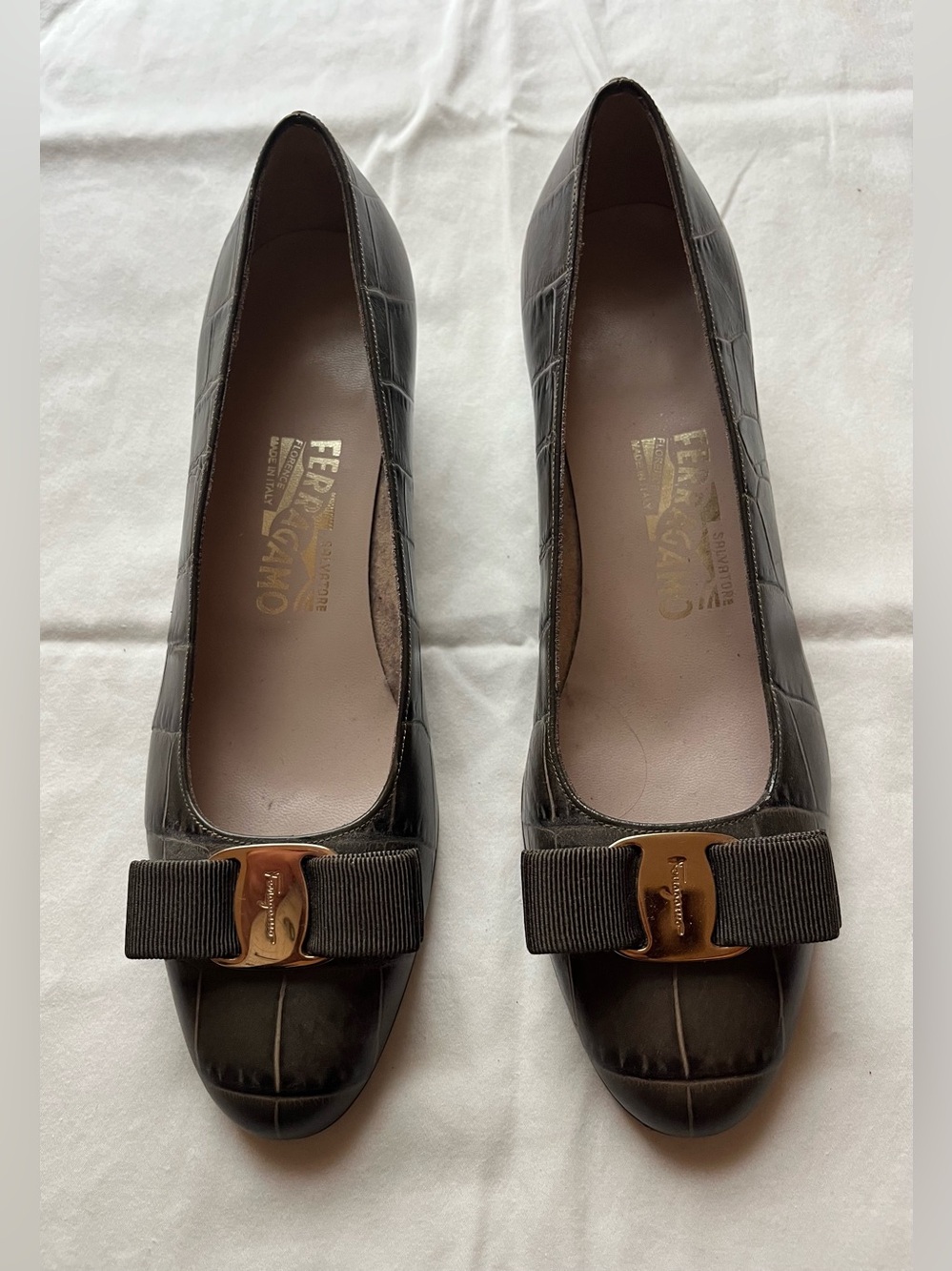 Salvatore Ferragamo Vara Bow Croc Embossed Olive Green Leather Pump 7.5 B EUC